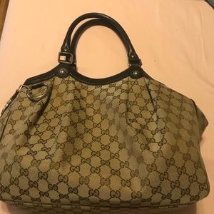 Beautiful  authentic Gucci bag like new no rips !!